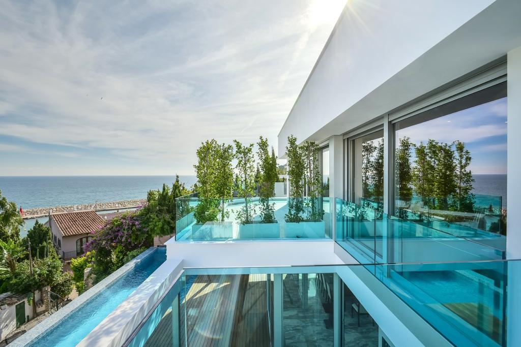 LUXURY VILLA IN FRONT OF THE SEA